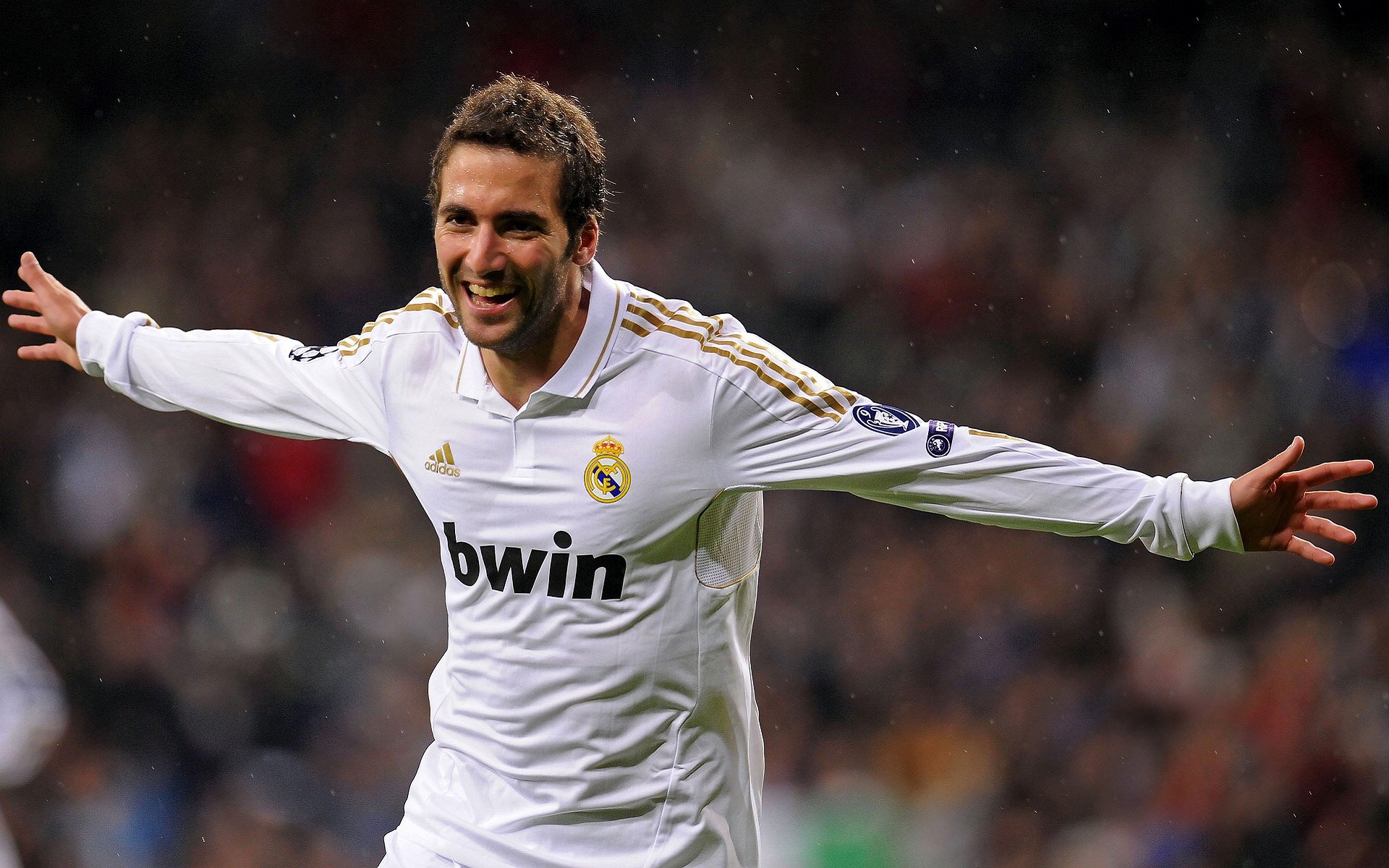 奥斯梅恩赛后谦逊发言登热搜，马德里竞技险胜拜仁慕尼黑引发热议(马德里竞技新闻)